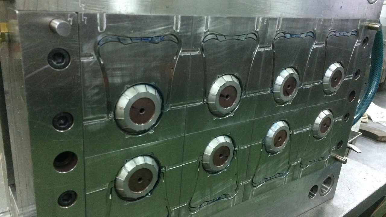 Co to jest forma wtryskowa i jak działa w praktyce?